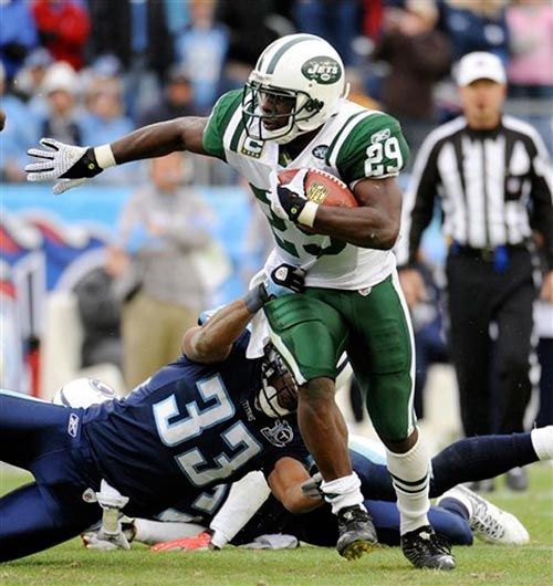 New York Jets running back Leon Washington (29) gets away from Tennessee Titans safety Michael Griffin (33) as Washington scores a touchdown on a 4-yard run in the fourth quarter.